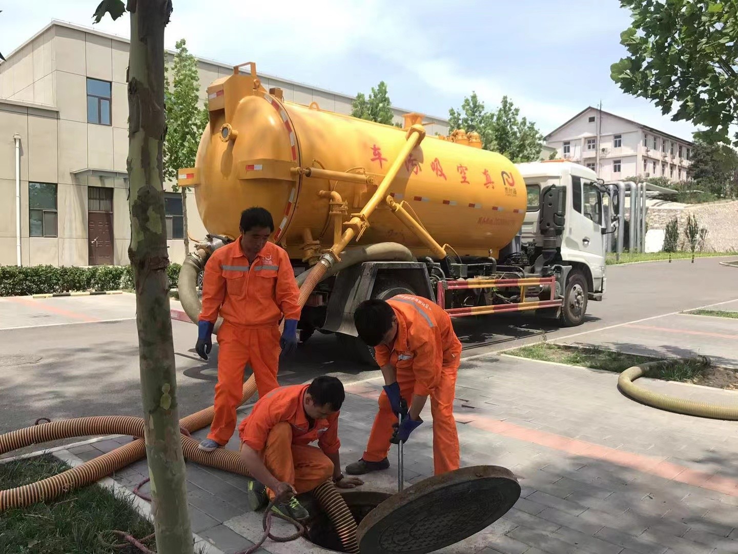 东河管道疏通车停在窨井附近