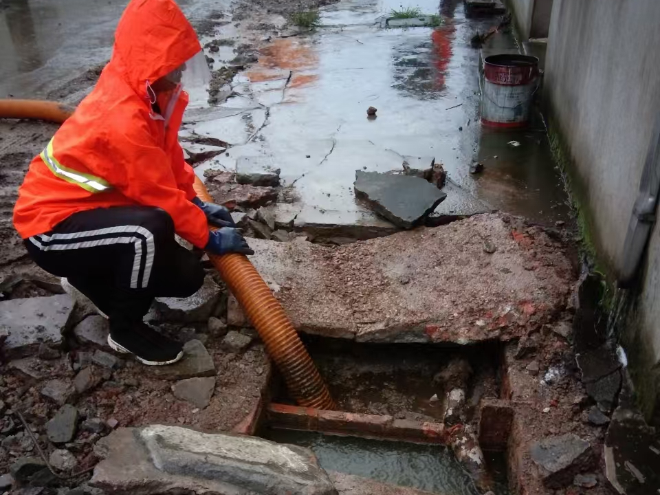 东河专业清理污水池 炜誉市政以规范流程守护城市 “肠道”