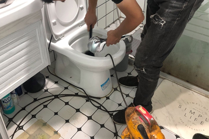 东河马桶堵塞自己疏通还是找师傅？专业上门服务让你省时更省心