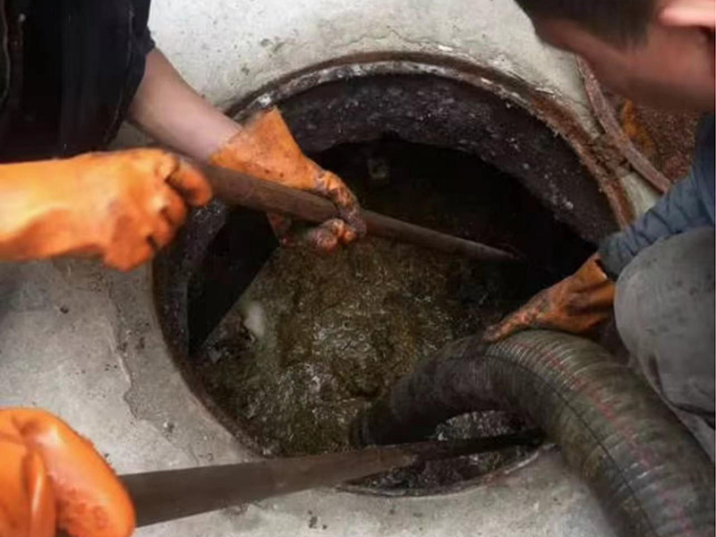 东河清理化粪池时如何避免沼气的危害？